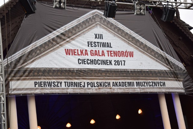 Od piątkowego wieczora w Ciechocinku trwa XIII Wielka Gala Tenorów, jeden z ulubionych ciechocińskich festiwali, wymyślony i organizowany przez znakomitego polskiego tenora Dariusz Stachurę. Rozpoczął się w deszczu, co nie zniechęciło widzów, siedzących w parku Zdrojowym przed muszlą koncertową pod parasolami. Pierwszy wieczór poświęcono na turniej polskich uczelni muzycznych, reprezentowanych przez młodych tenorów. Wczorajszy koncert, prowadzony dowcipnie i z wdziękiem przez Alicję Węgorzewską (mezzosopran) zakończył się po raz pierwszy tańcami widzów pod muszlą koncertową i w pasażu między widownią a lokalem Bristol. Nie zabrakło tradycyjnych sztucznych ogni. Dziś wystąpi między innymi gwiazda scen operowych Antonella De Chiara z Włoch.