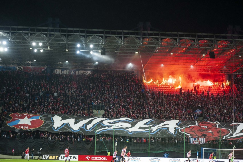 Derby Krakowa. Trwa szacowanie zniszczeń na stadionie Wisły. Jej kibice... podpalili krzesełka [ZDJĘCIA]