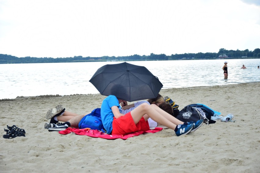 Wakacyjny wypoczynek nad Jeziorem Tarnobrzeskim w czwartek 20 lipca. Amatorów kąpieli i ćwiczeń nie brakowało. Zobaczcie zdjęcia 