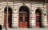 "Wolności!". Uczniowie II LO w Krakowie nie mogą swobodnie opuszczać szkoły. Protestują