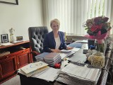 Magdalena Marynowska, nowa burmistrz Osieka urządza swój gabinet. Są kwiaty, anioły i masa prezentów