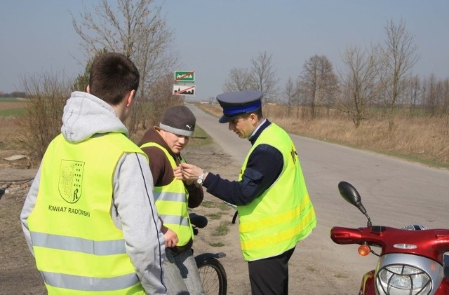 Elementy odblaskowe rozdawał kontrolowanym rowerzystom między innymi posterunkowy Radosław Powiecki z posterunku w Jedlińsku.