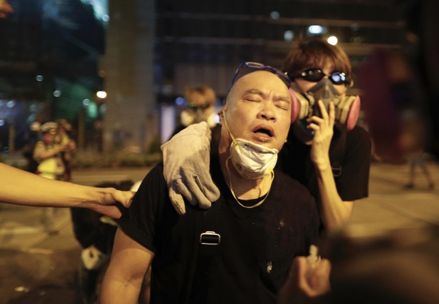 Demonstrujący w Hongkongu z maskami przeciwgazowymi n