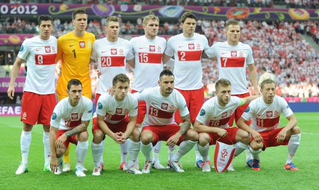 Minęło siedem lat od najwazniejszego turnieju w historii Polski. Organizacyjnie Euro 2012 udźwignęliśmy, natomiast sportowo zakończyło się ono dla nas totalną katastrofą - ostatnim miejscem w grupie A (1:1 z Grecją i Rosją, 0:1 z Czechami). Do katastrofalnego wyniku przyłożyli się niestety pupile Franciszka Smudy, zwani "farbowanymi lisami", którzy o drugiej ojczyźnie przypomnieli sobie dopiero przed tą imprezą. Zobaczcie, jak potoczyły się ich losy.