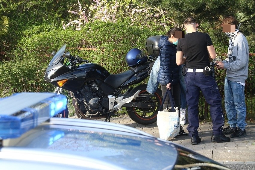 Wypadek z udziałem motocyklisty na ulicy Skarbowców (ZDJĘCIA)