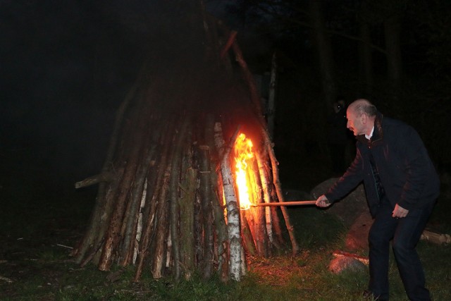 Dariusz BrożekW czwartek, 14 kwietnia o godz. 20.20 na półwyspie Katarzyna koło Pszczewa zapłonęło ogromne ognisko. Strażacy z kilku jednostek OSP przyłączyli się do akcji zainicjowanej przez Związek Podhalan i uczcili w ten sposób jubileusz Chrztu Polski. – Celem tej akcji jest upamiętnienie obchodzonej dziś 1.050 rocznicy Chrztu Polski. Podobne ogniska płoną w całym kraju – mówił wiceprezes gminnego OSP Mieczysław Żaguń.Ognisko podpalił wójt Waldemar Górczyński, który kieruje też OSP w gminie Pszczew. Zaznaczał, że półwysep jest historyczną kolebka miejscowości. W średniowieczu znajdował się tutaj gród, który w połowie X w. został przyłączony do państwa wczesnopiastowskiego. Miejscowa legenda głosi, że właśnie stąd pochodziła jedna z pogańskich żon Mieszka I. Więcej na ten temat w tygodniku „Głos Międzyrzecza i Skwierzyny”, który od środy, 20 kwietnia, dostępny będzie w blisko 200 sklepach, kioskach i zakładach usługowych w powiecie międzyrzeckim.