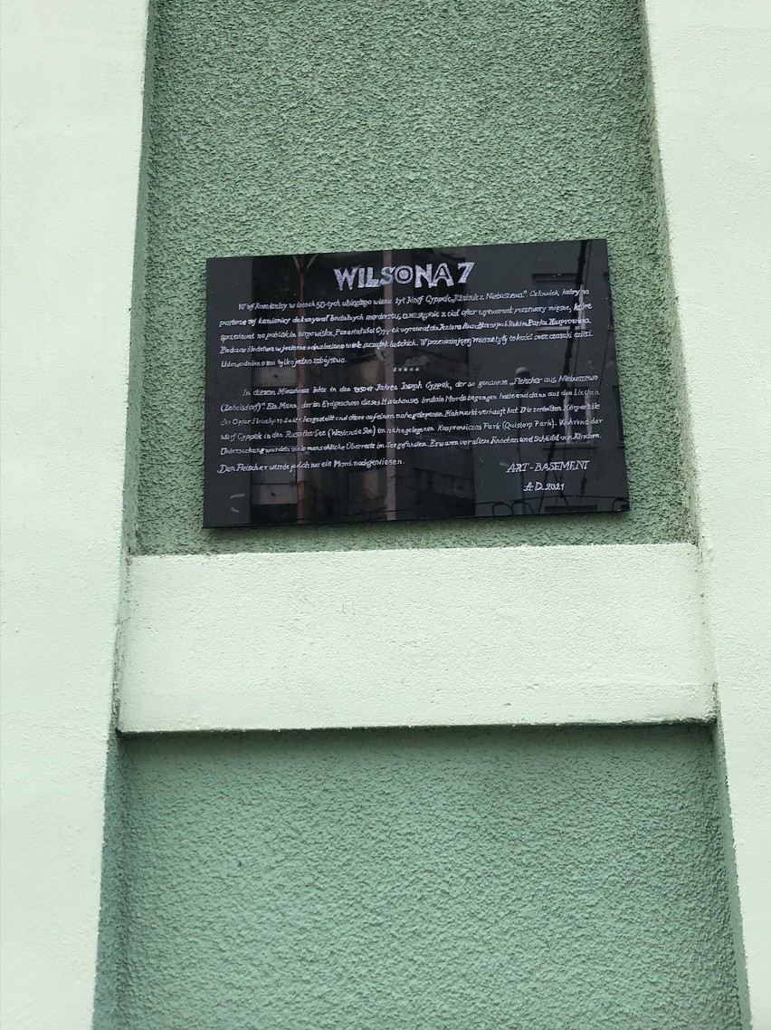 Tablica wspominająca "Rzeźnika z Niebuszewa" w Szczecinie
