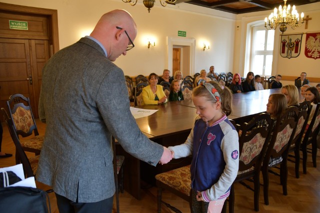 Wręczenie nagród w konkursie literackim na temat recyklingu. Uroczystość odbyła się w ratuszu.