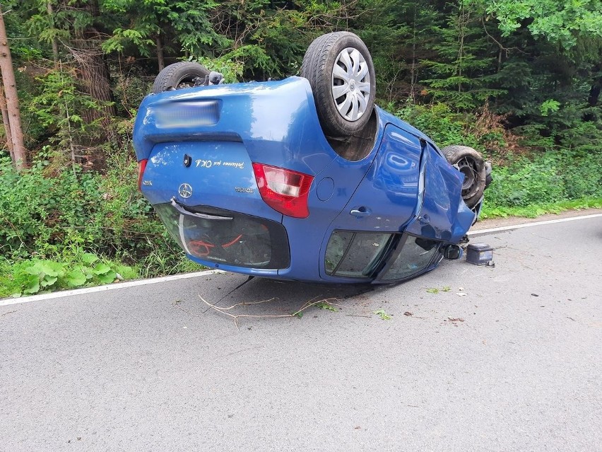 Krasne Potockie. Wypadek z udziałem toyoty yaris. Samochód dachował, kobieta w szpitalu. Zobacz zdjęcia