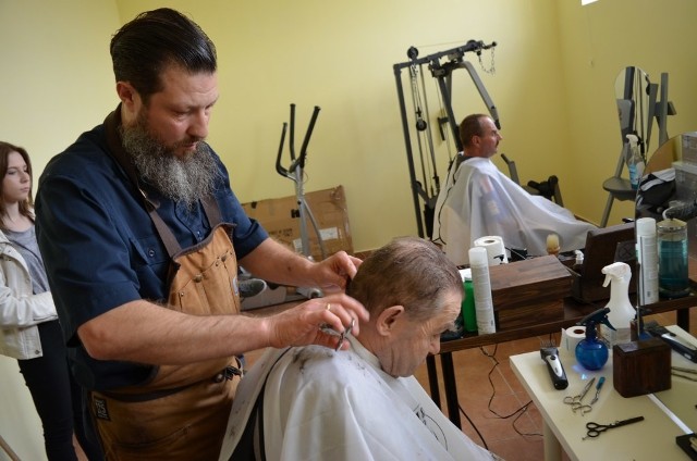 Adam Szulc, fryzjer z Poznania strzygł najuboższych