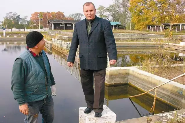 - Jeszcze pięć lat temu skakałem tu do wody - mówi wójt gminy Bogusław Gąsiorowski. I zapowiada, że latem basen znowu będzie czynny.