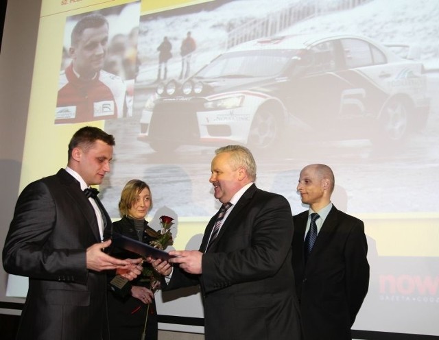 Maciej Rzeźnik (z lewej) odbiera nagrodę dla Najpopularniejszego Sportowca Podkarpacia w 52. plebiscycie Nowin.