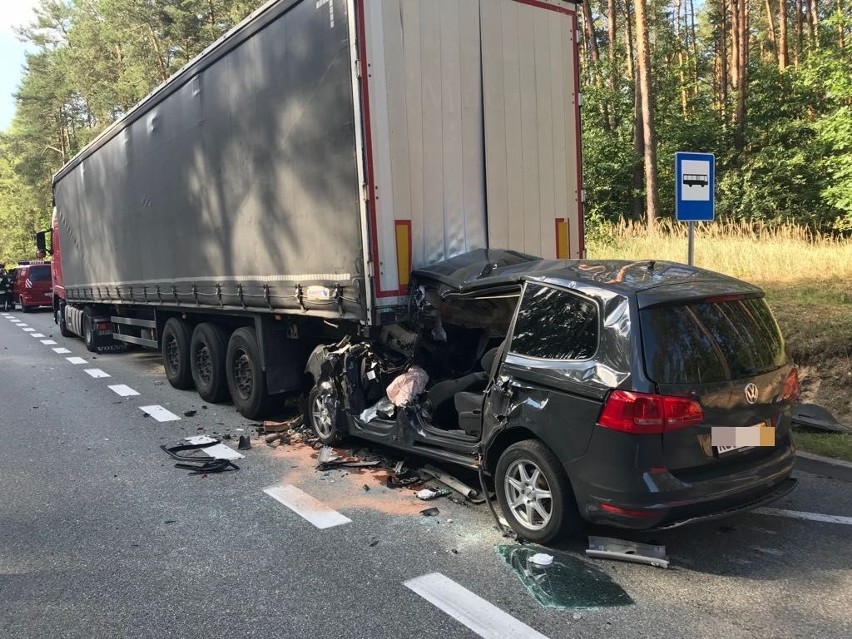 Koliszowy. Śmiertelny wypadek. Osobówka wbiła się w naczepę ciężarówki