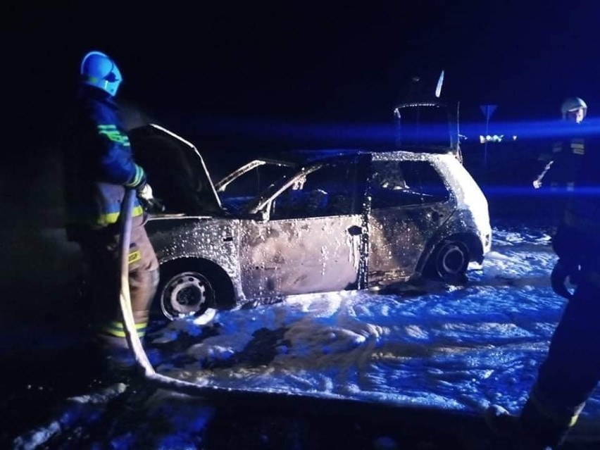 W Pilewicach doszczętnie spalił się osobowy samochód