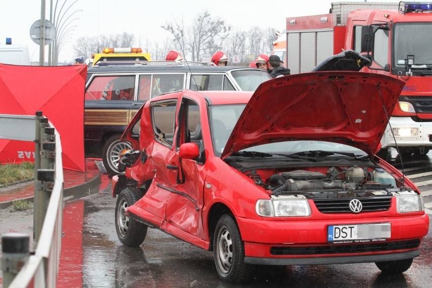 Wrocław: Wypadek na Kwiatkowskiego. Trzy osoby ranne (ZDJĘCIA)