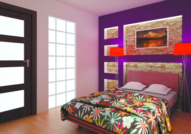 Jagodowy kolor obramowań ściany stanowi doskonałe dopełnienie ciepłego, orientalnego klimatu wnętrza