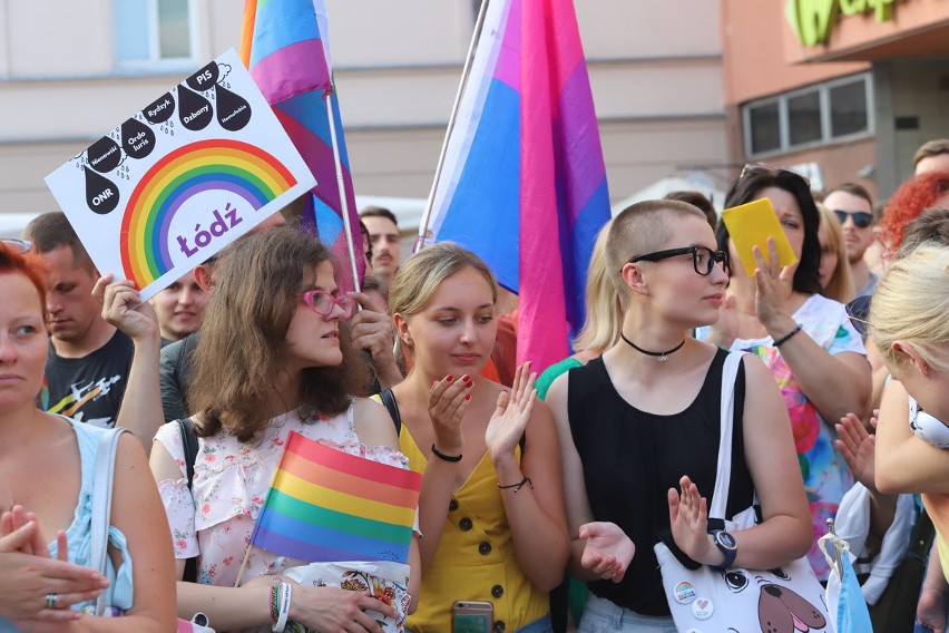 Pikieta przeciw agresji wobec osób LGBT. Łodzianie pokazali solidarność z Białymstokiem