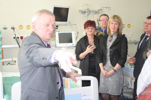 Krzysztof Witos, p.o. ordynatora oddziału intensywnej terapii opowiadał gościom o nowym sprzęcie