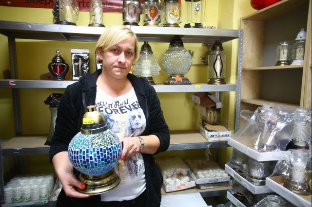 - To znicz z górnej półki wykonany ręcznie z tureckiego szkła &#8211; mówi Katarzyna Hajduk, właścicielka Hurtowni Zniczy i Świec Płomyk w Radomiu.