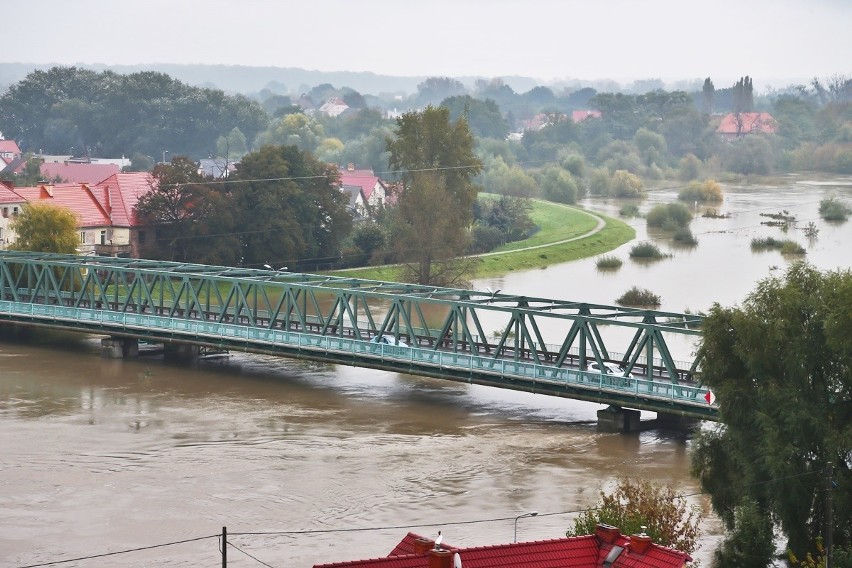 Fala kulminacyjna minęła Oławę i płynie do Wrocławia