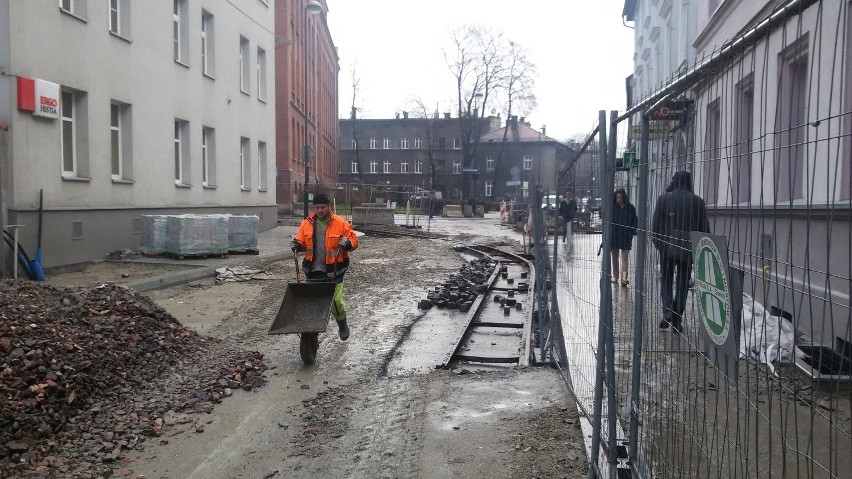 Montaż zabytkowych torów tramwajowych na ulicy Górnych Wałów...