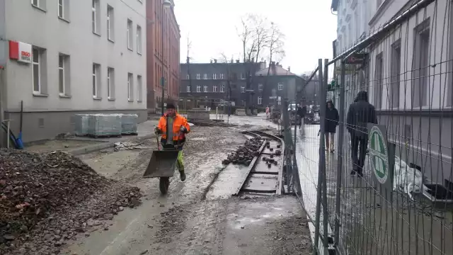 Montaż zabytkowych torów tramwajowych na ulicy Górnych Wałów w Gliwicach