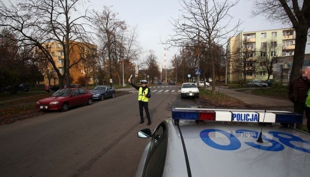 Stan techniczny auta policjanci sprawdzają podczas każdej kontroli drogowej.