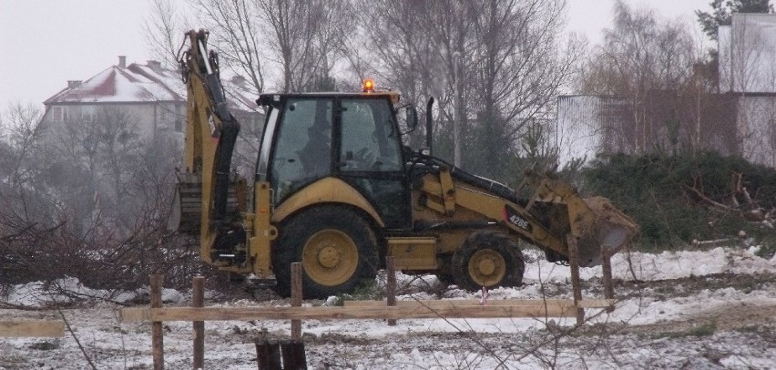 Ruszyła budowa nowej komendy. Na plac przy ul. Goworowskiej wjechały pierwsze maszyny. Obejrzyj zdjęcia