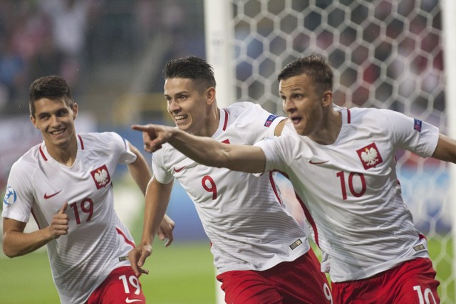 Bartosz Kapustka (z lewej) ma za sobą 10 meczów w reprezentacji Polski U-21 i 14 w seniorskiej kadrze Biało-Czerwonych