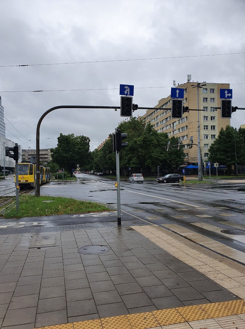 Ulica Malczewskiego po nocnej ulewie bez sygnalizacji