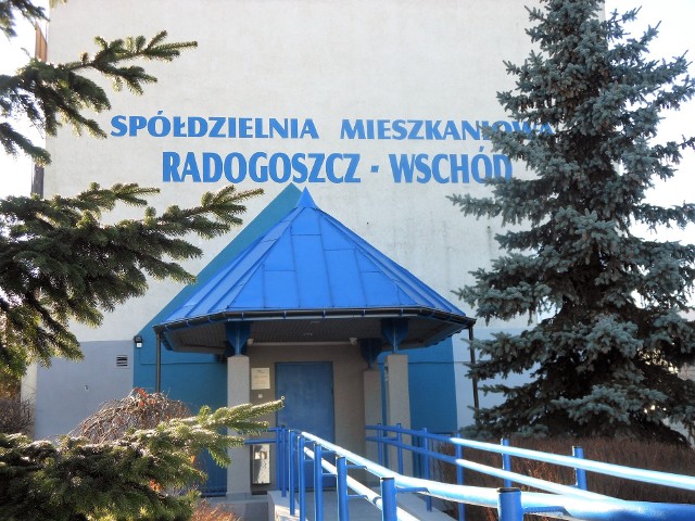 Spółdzielnia Radogoszcz-Wschód żądała od 34 lokatorów pół miliona złotych. Nie potrafiła jednak wyliczyć, ile konkretnie każdy z nich miałby jej zapłacić. Proces trwał 12 lat. Teraz spółdzielnia musi zapłacić koszta sądowe i pokryć koszta zastępstwa procesowego pozwanych, łącznie 49 tys. 500 zł. „Strona powodowa nie sprostała ciężarowi dowodowemu, bowiem nie zdołała wykazać, wysokości dochodzonych roszczeń. To na stronie powodowej spoczywał ciężar udowodnienia wysokości obciążających pozwanych kosztów budowy poszczególnych lokali (....) z tytułu spłaty kredytu” - argumentował sąd. WIĘCEJ - CZYTAJ NA NASTĘPNYCH ZDJĘCIACH