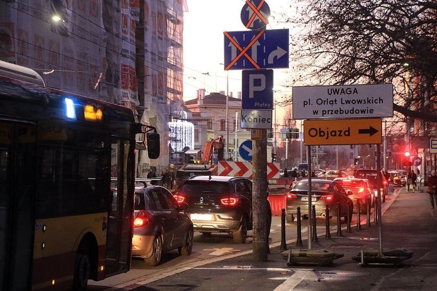 Przebudowa pl. Orląt Lwowskich. Sprawdziliśmy, jak jeździ się w szczycie