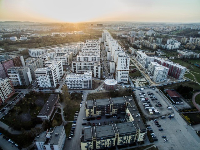 Mieszkanie w bloku, mimo wielu zalet, może być prawdziwym utrapieniem. Zobacz, co może najbardziej denerwować.