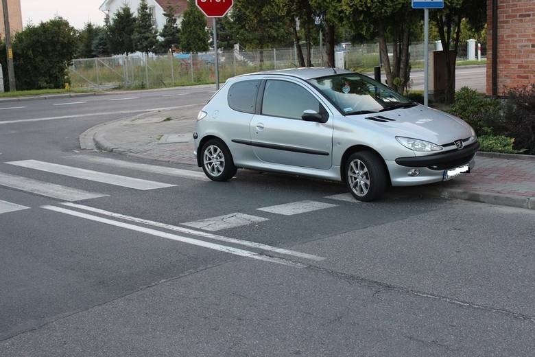 - Tak parkuje blondynka przy drodze krajowej 29 w Krośnie...