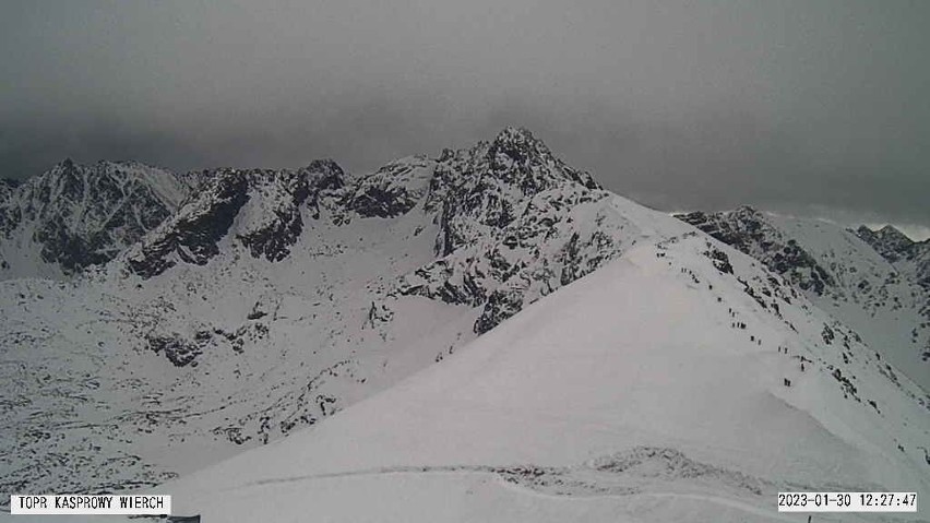 Tatry. Nadciąga zmiana pogody. Będzie silny wiatr i duży opad śniegu. Zagrożenie lawinowego będzie rosło 