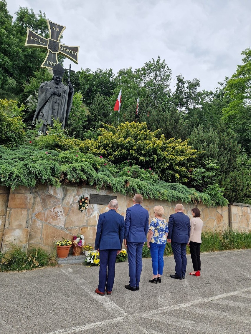 W Sandomierzu upamiętniono 24. rocznicę wizyty świętego Jana Pawła II. Przed pomnikiem złożono kwiaty i zapalono znicze. Zobaczcie zdjęcia
