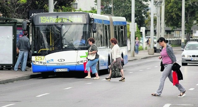 Prowizoryczne przejścia dla pieszych w okolicy gdyńskiej Hali Targowej są wyjątkowo niebezpieczne