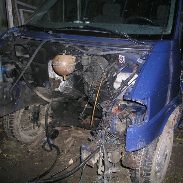 Policjanci rozbili "dziuple"Stróze prawa z Kalisza Pomorskiego zlikwidowali "dziuple" z kradzionymi samochodami.