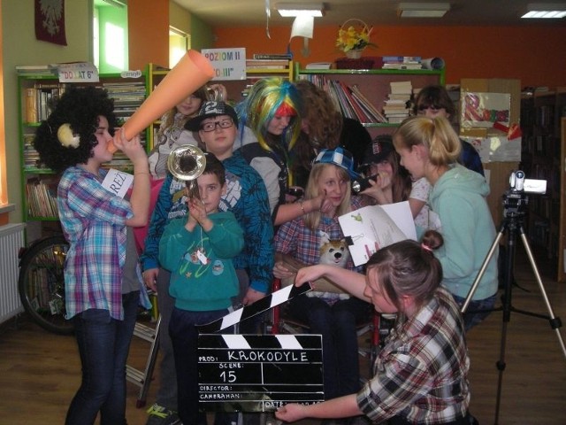 Dzieci uczestniczące w filmowych warsztatach bawiły się świetnie poznając pracę min. reżysera i scenarzysty