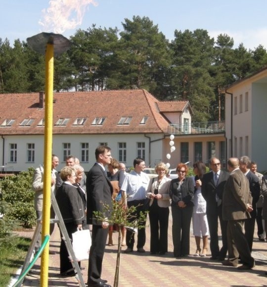 Aż 17 długich lat czekali mieszkańcy poradzieckiej bazy militarnej na gaz ziemny. Wreszcie się doczekali. Symboliczną "świeczkę" zapalił prezes Kowalski.