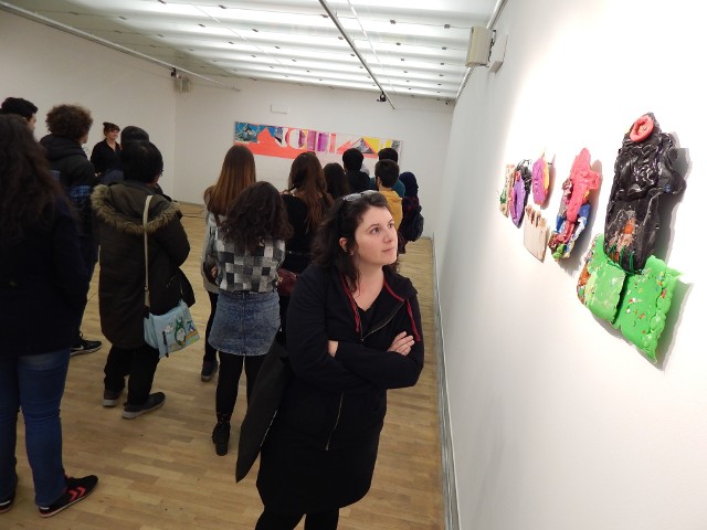 Studenci z programu Erasmus zwiedzili wystawę "97" w Galerii Sztuki Współczesnej.