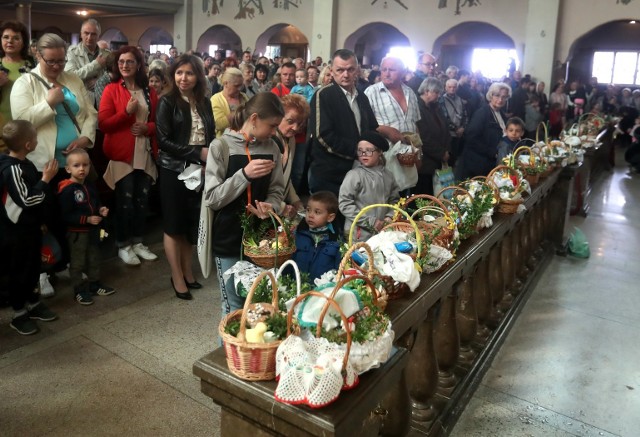 Dziś Wielka Sobota, wierni przychodzą do kościoła, żeby poświecić pokarmy wielkanocne, odwiedzają też Groby Pańskie.Wielka sobota to przedostatni dzień Wielkiego Tygodnia, poprzedzający święto Zmartwychwstania. Należy do Triduum Paschalnego. Obchodzone przez chrześcijan obu tradycji, wschodniej i zachodniej.Wierni przynoszą do kościoła święconkę tak nazywa się pokarmy (głównie mięso, jaja, chrzan) święcone w Wielką Sobotę w kościołach katolickich Polski.Dziś adoruje się także Najświętszy Sakrament w przygotowanej do tego celu kaplicy zwanej Grobem Pańskim.ZOBACZ TEŻ: Jak wyglądały dawniej święta Wielkanocne w Szczecinie