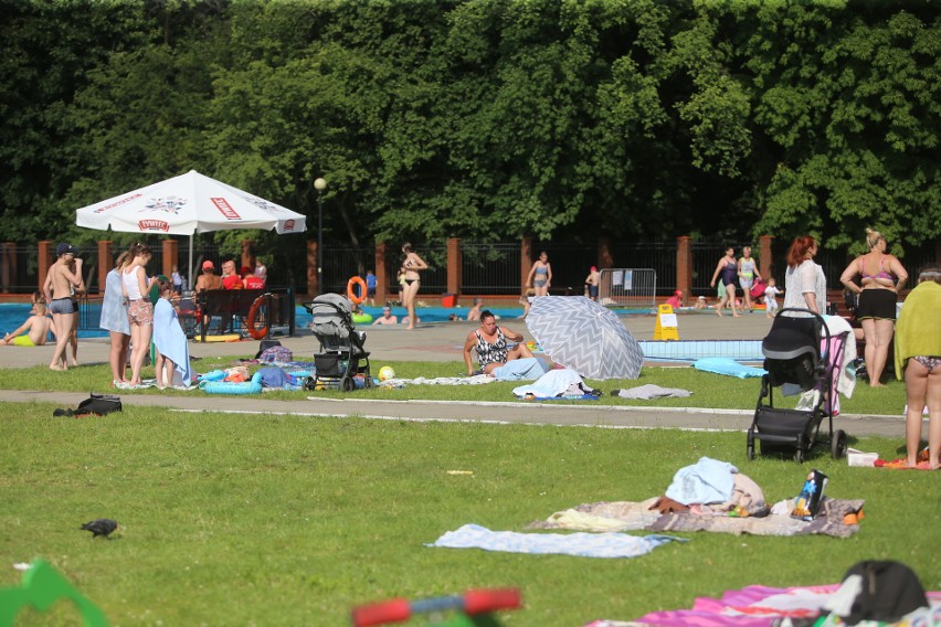 Basen w Parku Kachla w Bytomiu znów otwarty. Chętnych na...