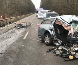 Śmiertelny wypadek na trasie Leszno - Kąkolewo. Samochód osobowy zderzył się czołowo z ciężarówką