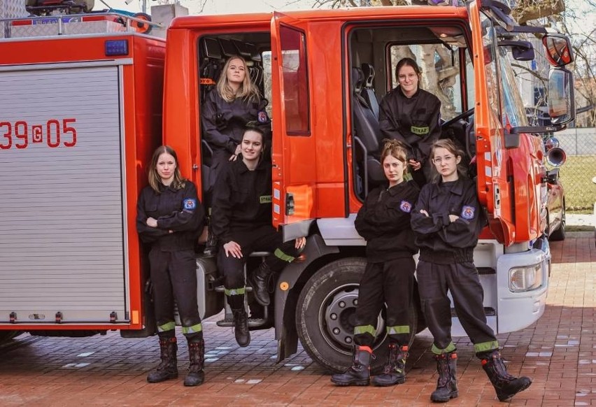 Oto strażaczki z Pruszcza Gdańskiego w wyjątkowej sesji na Dzień Kobiet. "Każda jest inna, ale łączy je wspólna pasja"