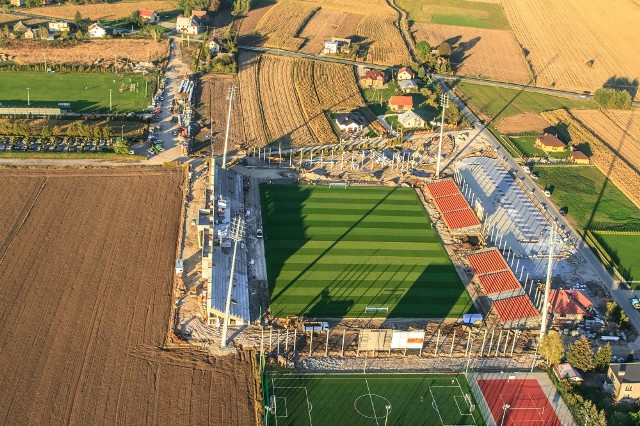 Budowa stadionu Termaliki Bruk-Bet Nieciecza widziana z paralotni