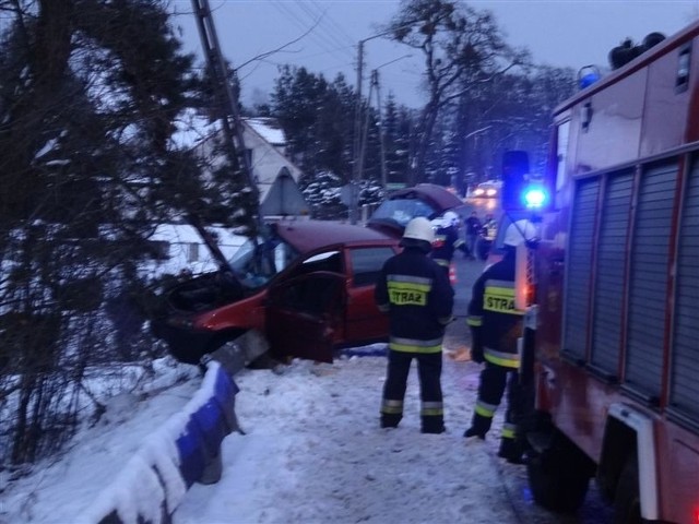 Fiat punto uderzył w słup energetyczny.