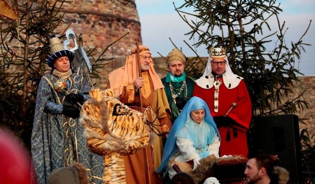Tak trzej królowie prezentowali się w ubiegłym roku podczas orszaku w gminie Zagnańsk.