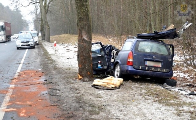 Wypadek w Czarnej Wodzie, 23.01.2017Na drodze krajowej nr 22 w pobliżu miejscowości Czarna Woda, jadący w kierunku Zblewa opel, w trakcie manewru wyprzedzania zjechał na pobocze i uderzył w drzewo. Kierowca doznał obrażeń ciała i został przewieziony do szpitala. Czarna Woda. Opel rozbił się na berlince. Uderzył w drzewo