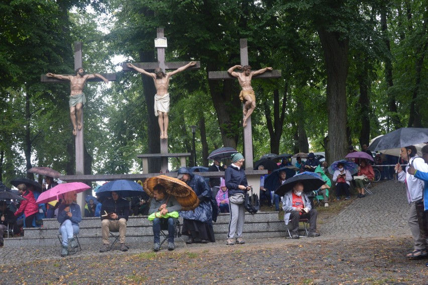 Trwa odpust kalwaryjski ku czci aniołów stróżów na Górze św. Anny. Kilka tysięcy pątników na dróżkach NMP